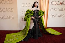 La alfombra roja de los Oscar se llena de color con la llegada de las estrellas