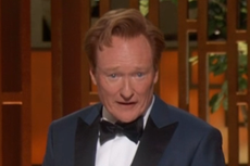 Conan O'Brien bromea sobre Epstein en el monólogo inicial de los Oscar