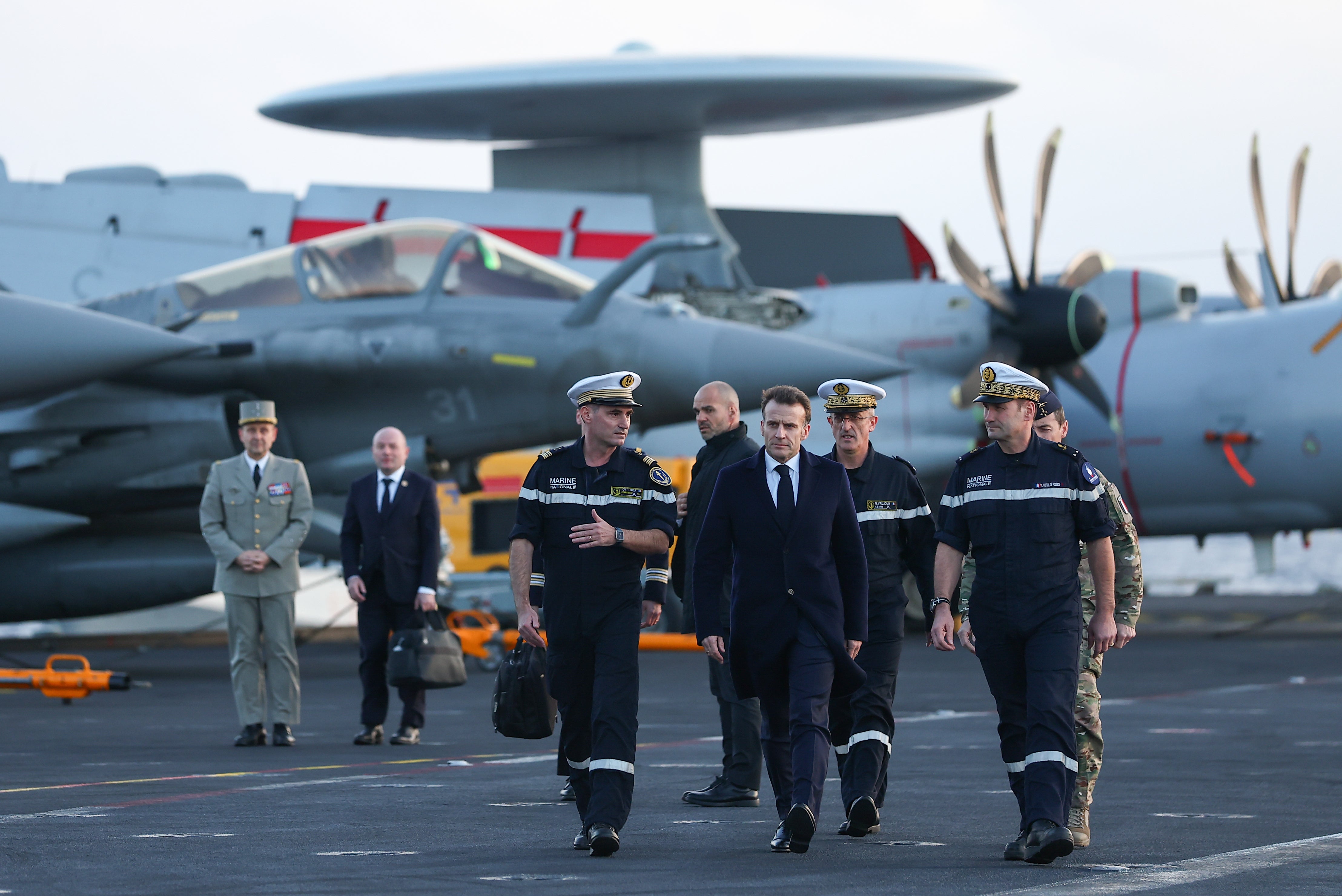 El presidente francés, Emmanuel Macron, visita el portaaviones francés Charles de Gaulle durante su visita a Chipre