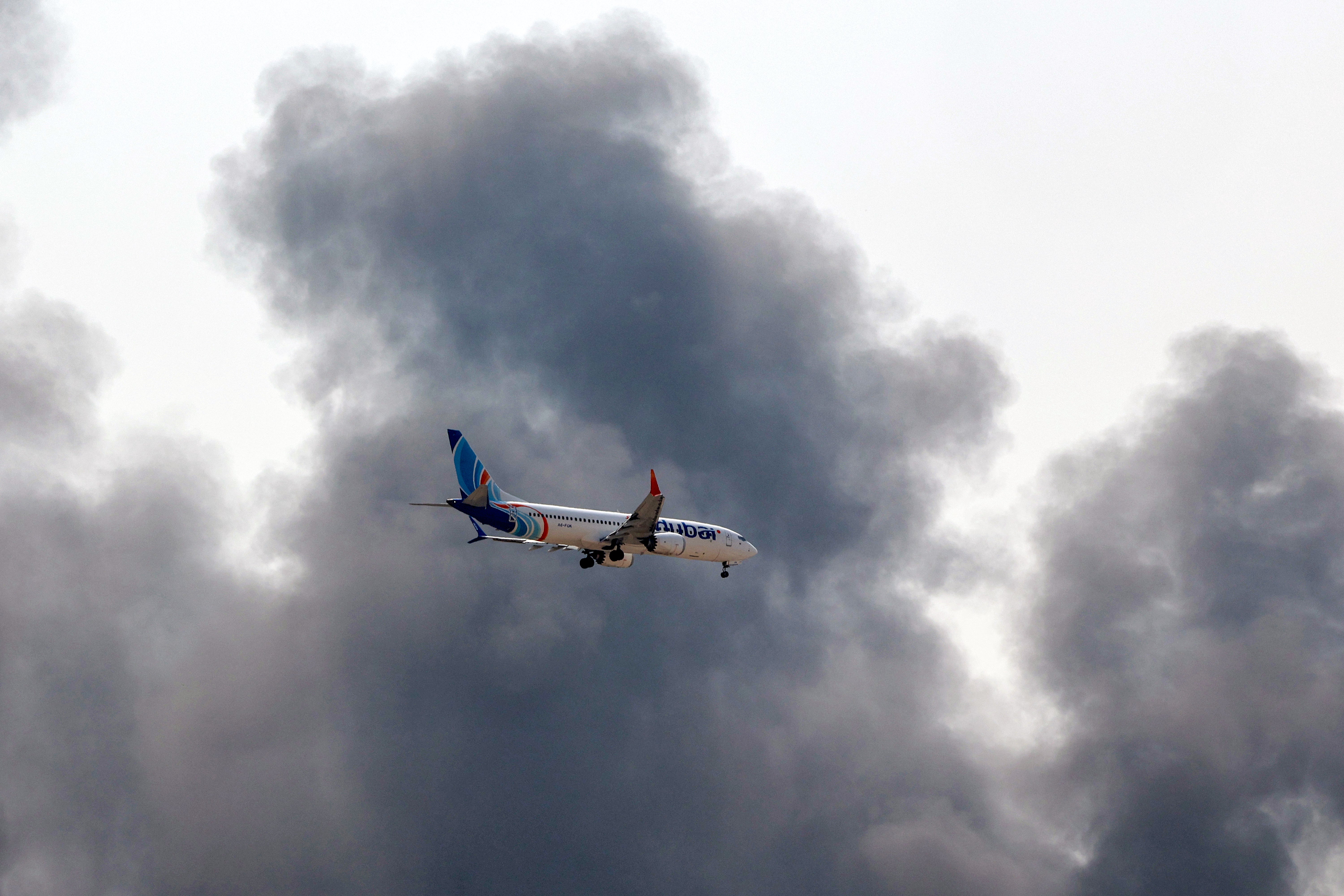 Buscan avión Boeing que desapareció del radar tras precipitarse