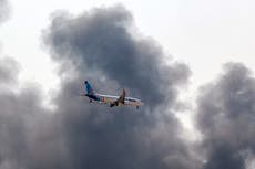 Buscan avión Boeing que desapareció del radar tras precipitarse