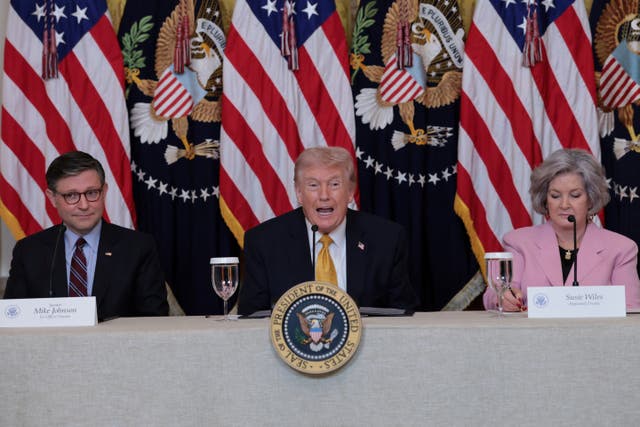 <p>El presidente de EE. UU., Donald Trump, flanqueado por el presidente de la Cámara de Representantes, Mike Johnson (republicano, estado de Luisiana), y la jefa de gabinete de la Casa Blanca, Susie Wiles, habla durante un almuerzo con los miembros de la junta del Centro Kennedy en la Sala Este de la Casa Blanca en Washington, D. C., el 16 de marzo de 2026</p>