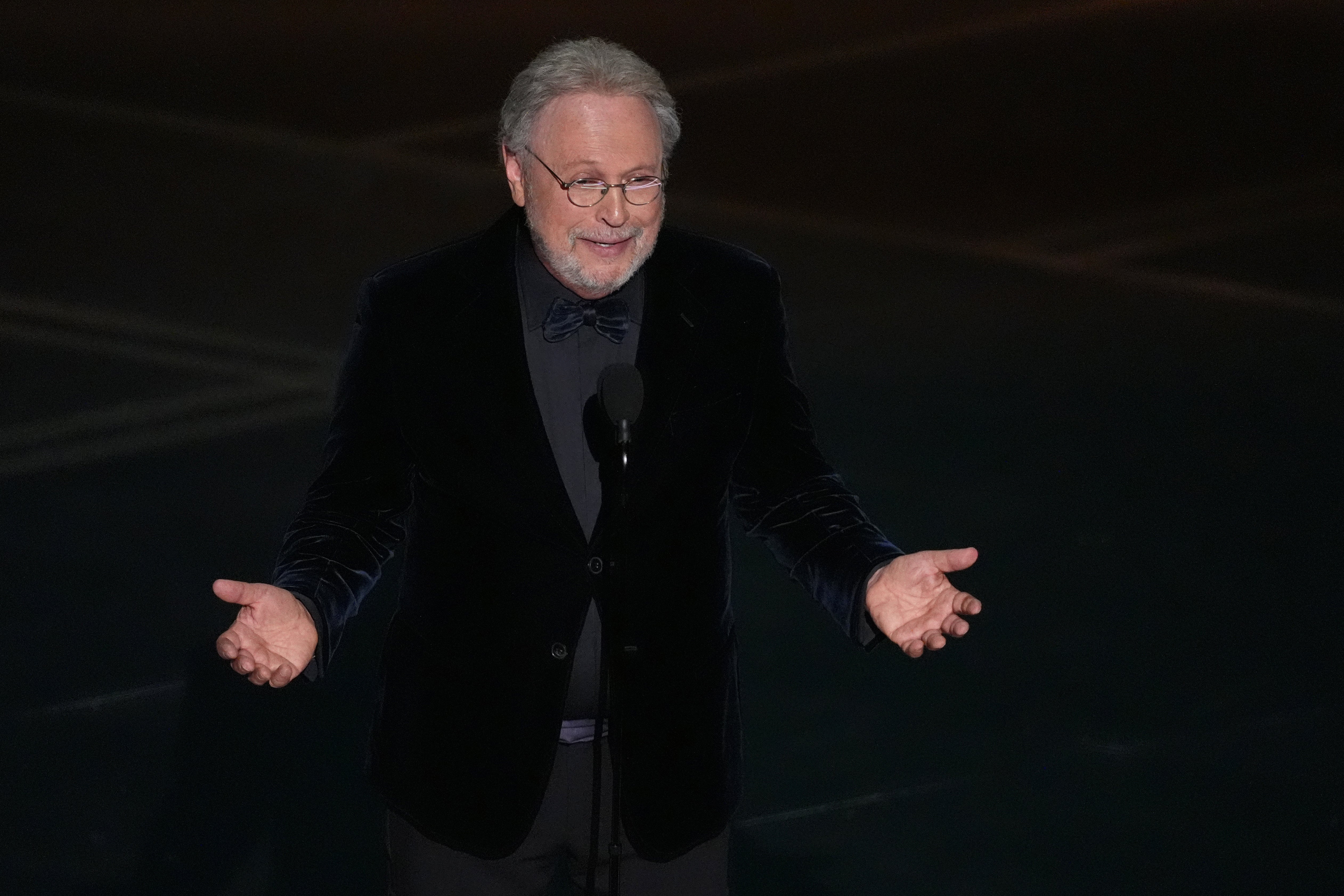 Billy Crystal se unió a otras estrellas de las películas de Rob Reiner para rendir homenaje al director durante los Oscar