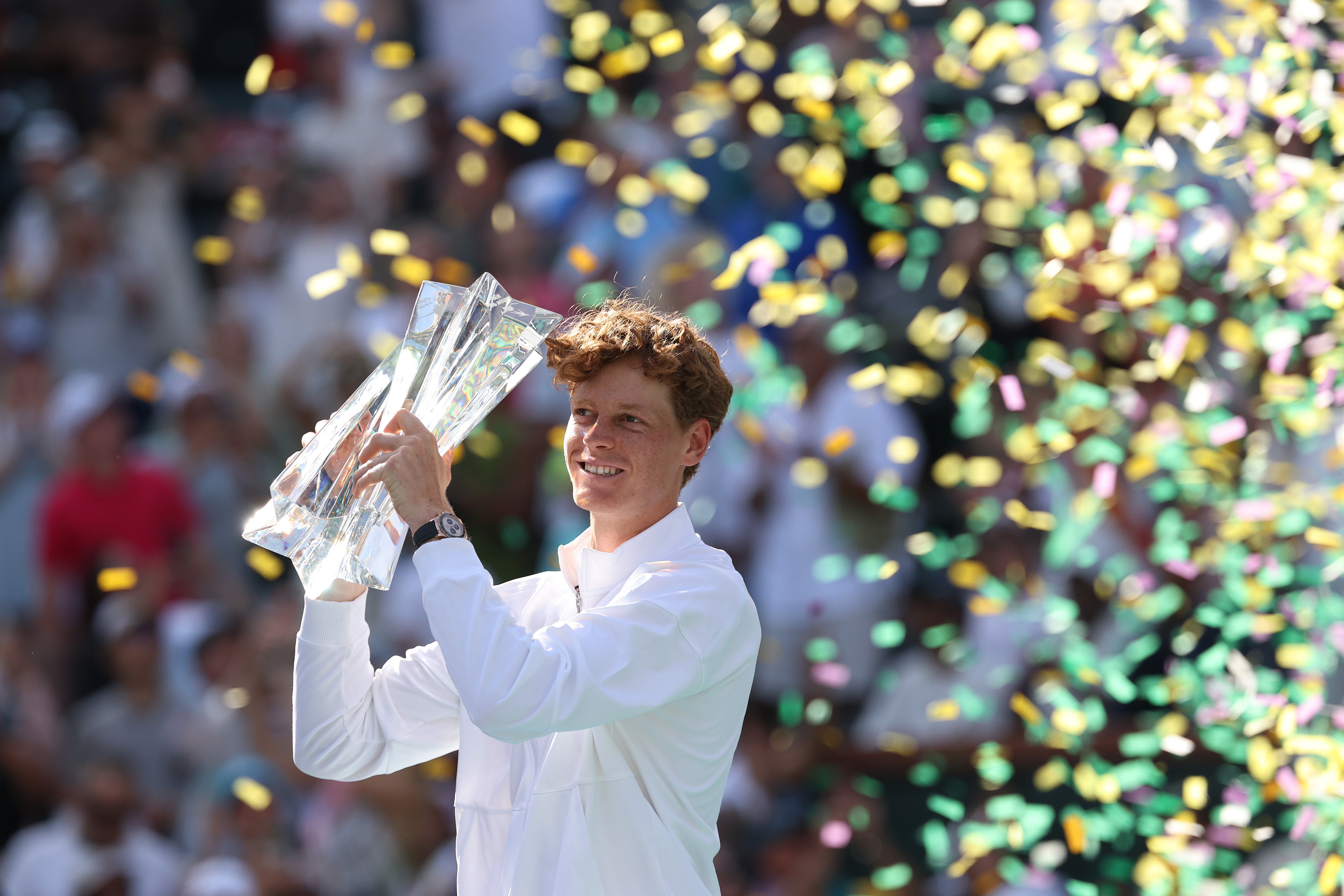 <p>Jannik Sinner sostiene en alto su título de Indian Wells</p>