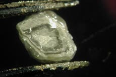 Científicos crean un “diamante hexagonal” más duro que el diamante natural