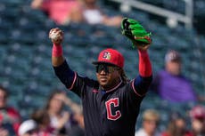 Guardianes dicen que José Ramírez se siente mejor y que su hombro 'estará bien en días'