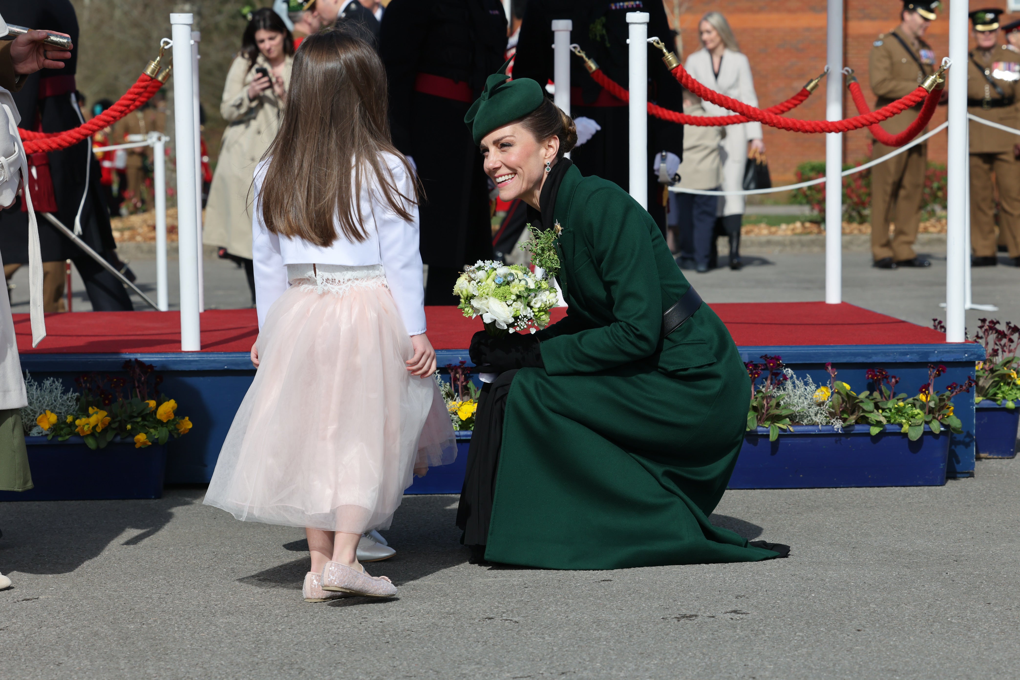 Una niña entregó unas flores a la princesa de Gales