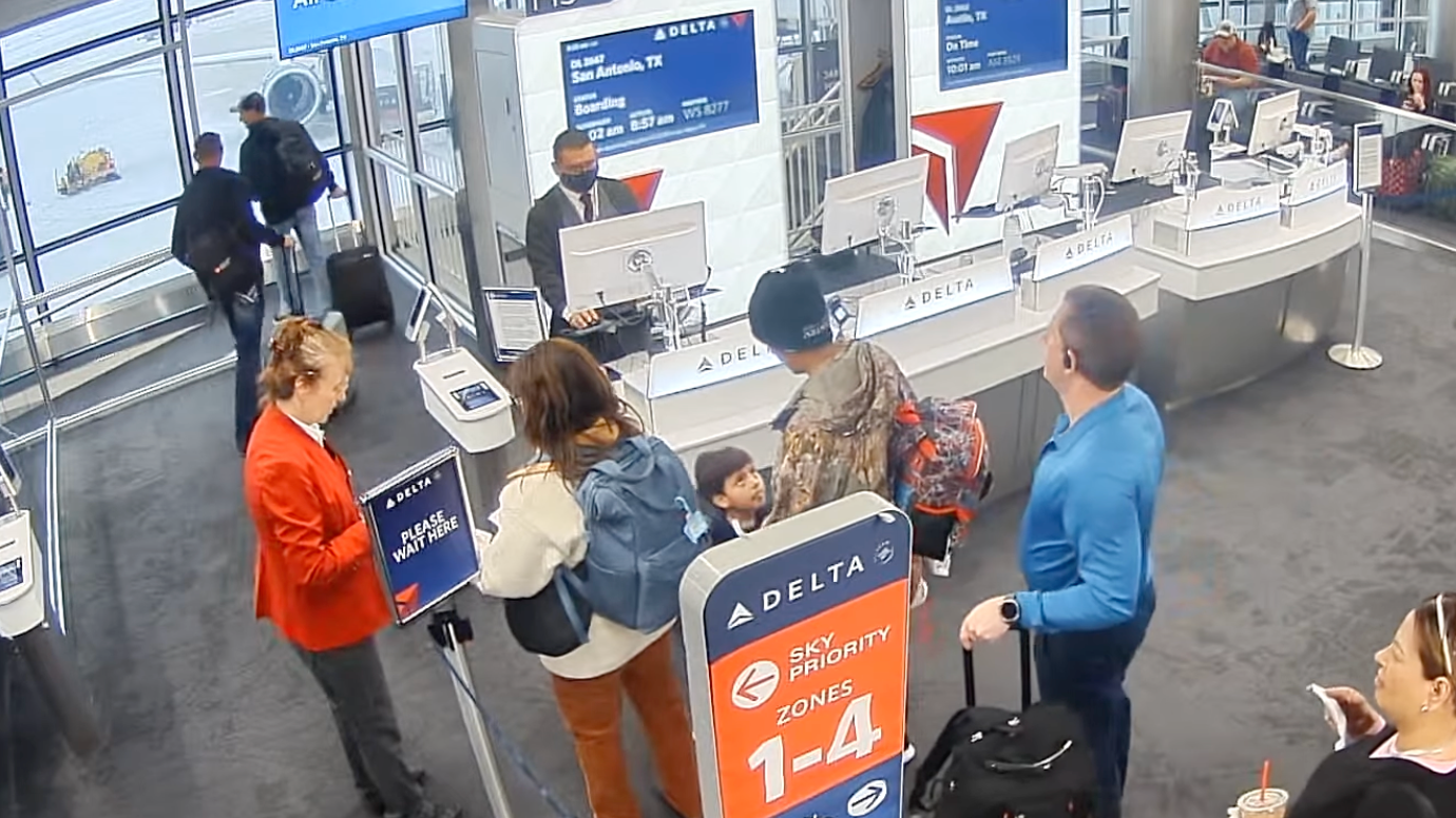 <p>La grabación mostró a Liam Conejo Arias siendo transportado en un vuelo de Delta Air Lines junto a su padre</p>