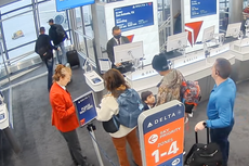 Video expone cómo ICE usa vuelos comerciales para trasladar migrantes