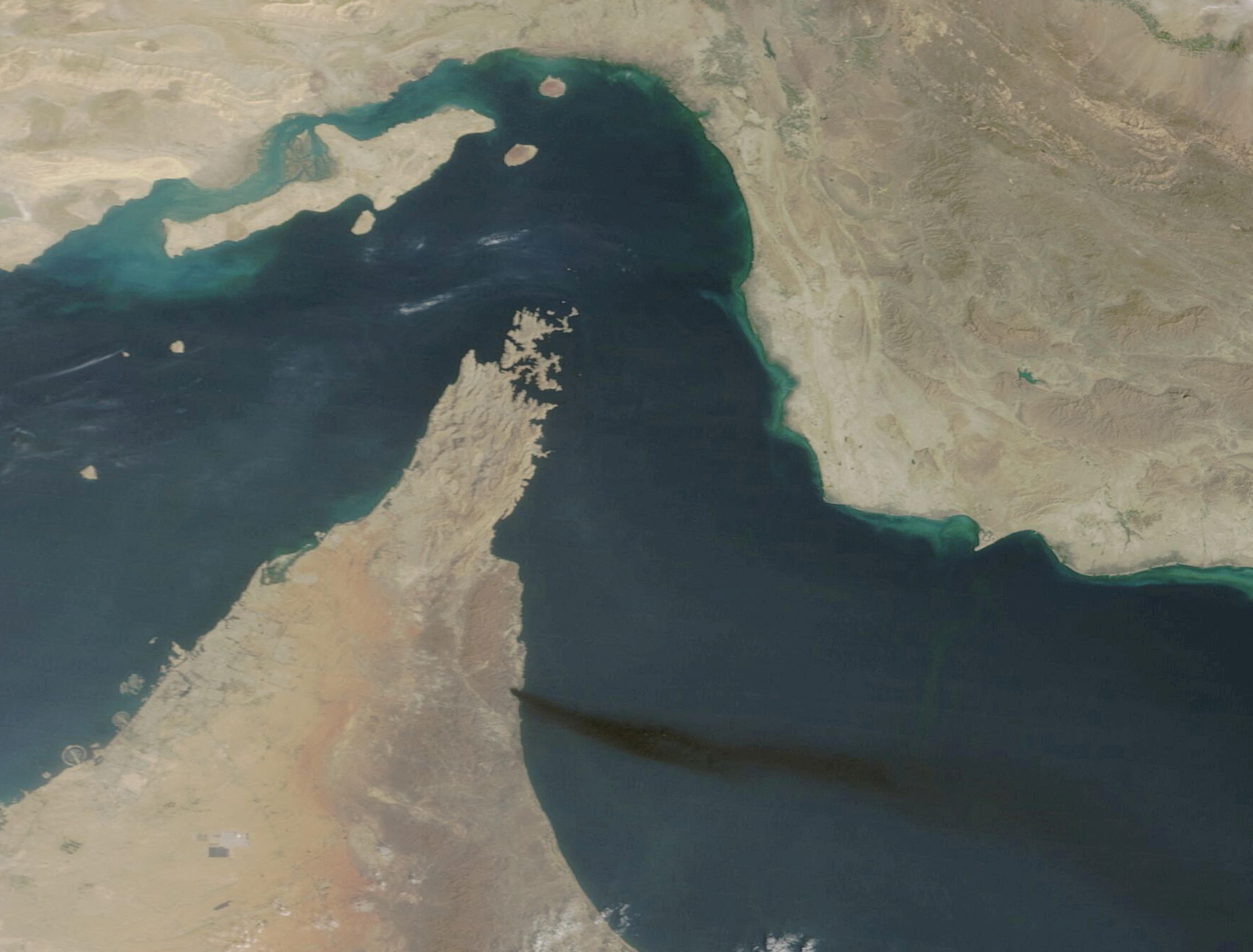 Una imagen satelital muestra humo elevándose desde el puerto de Fujairah, en Emiratos Árabes Unidos, en medio del conflicto entre EE. UU., Israel e Irán, el 15 de marzo de 2026