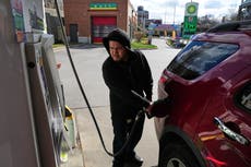 Precios de gasolina en EEUU alcanzan su nivel más alto desde 2023 por la guerra con Irán