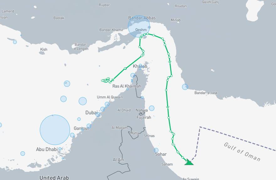 La ruta seguida por el buque con bandera de Pakistán se considera inusual, ya que evita la curva cerrada para rodear la pequeña isla de Larak, cerca de Irán (Kpler).