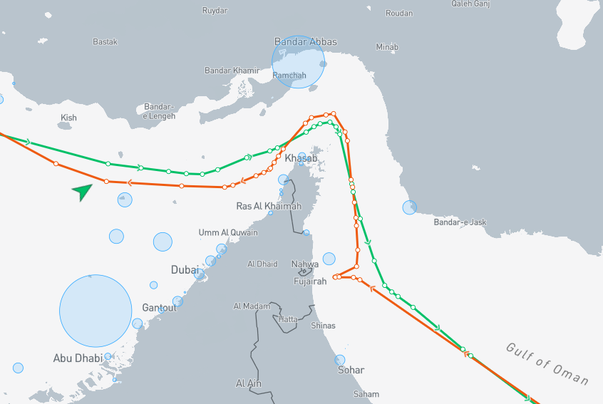 Esta imagen refleja mejor la ruta habitual a través del estrecho. El color verde indica un buque cargado que sale, y el naranja, un buque vacío que entra (Kpler) .