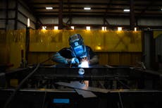 Los aranceles de Trump iban a ayudar al sector manufacturero, pero en lugar de eso están sufriendo