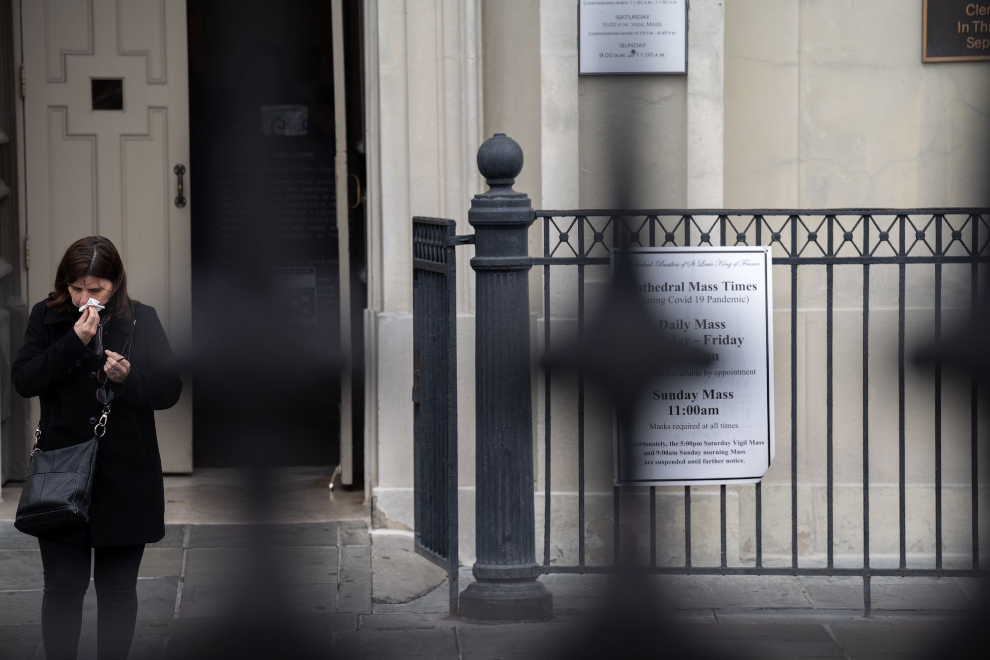 En casos poco frecuentes, sonarse con demasiada fuerza puede causar infecciones o romper el tímpano