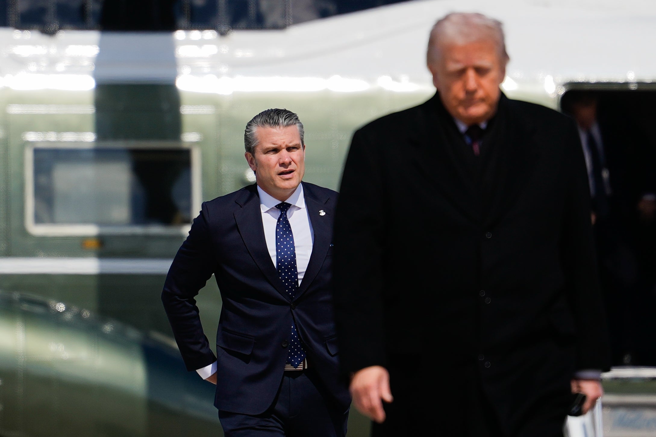 El secretario de Defensa, Pete Hegseth, sigue al presidente Donald Trump para abordar el Air Force One el miércoles, rumbo al traslado digno de militares caídos en la guerra con Irán