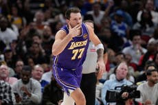 Lakers amplían a 7 su racha de triunfos al superar 124-116 a Rockets