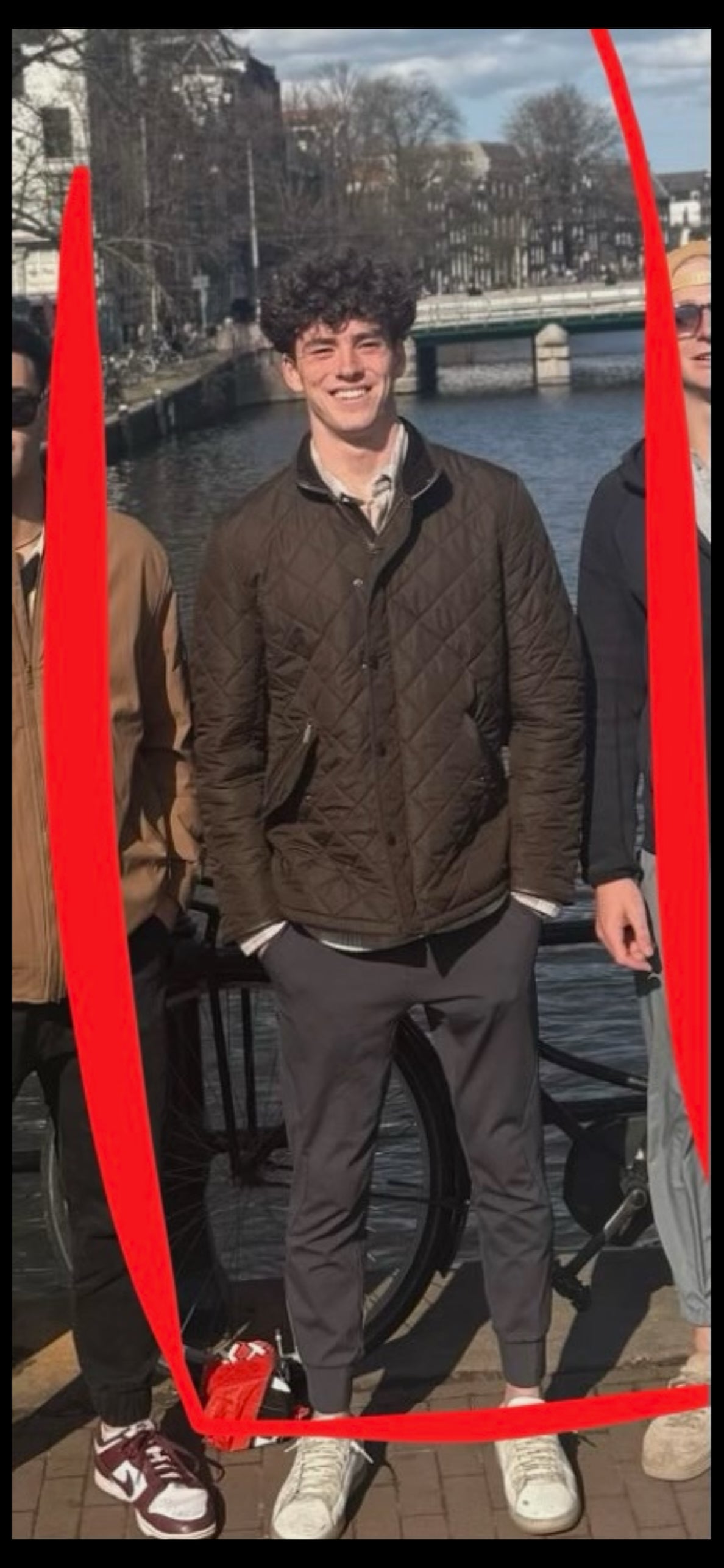 Según la policía, las imágenes de las cámaras de seguridad revelaron que se vio a Gracey marcharse con otra persona. También se encontró en el mar la billetera del estudiante desaparecido