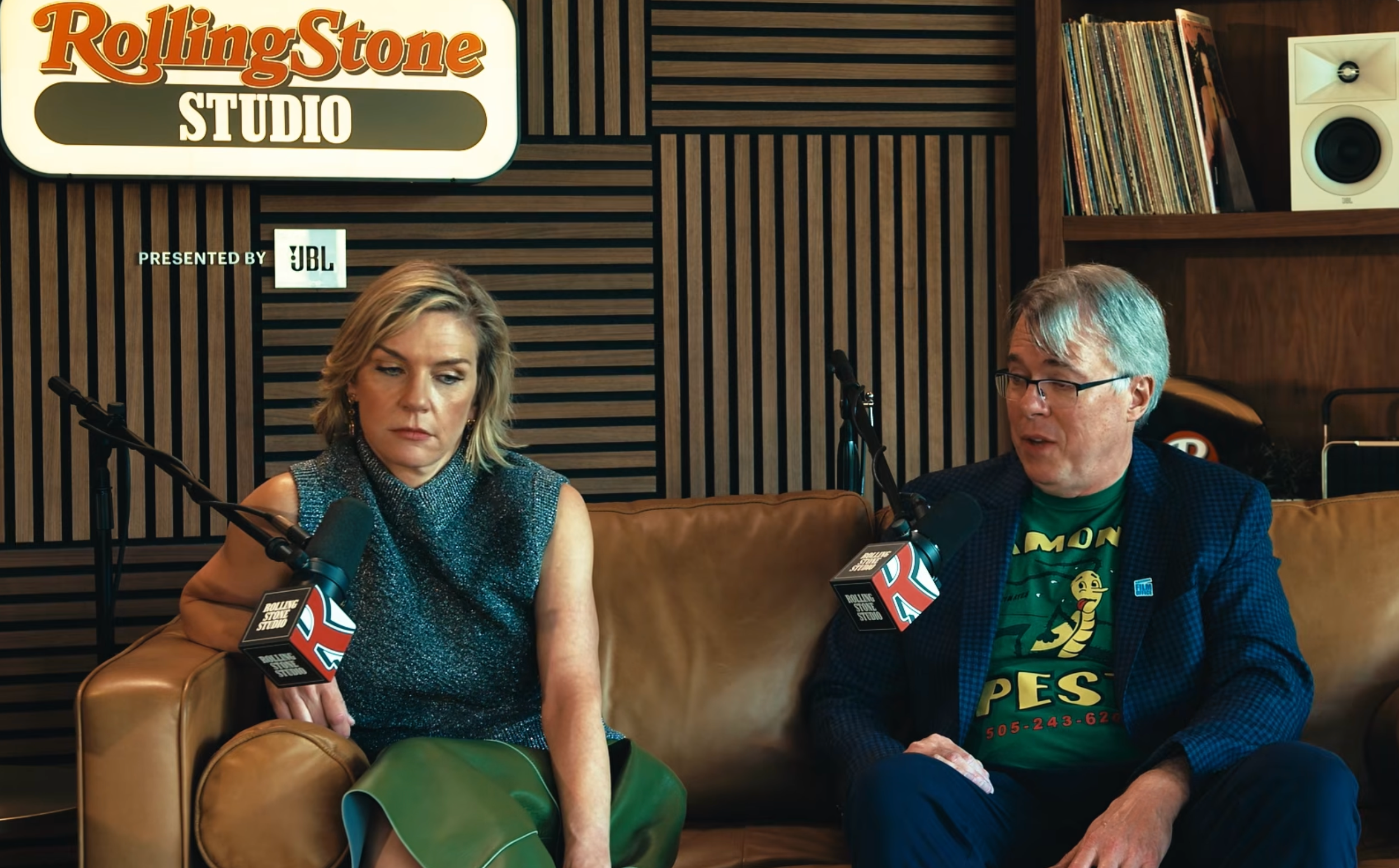 Rhea Seehorn (izq.) y Vince Gilligan (der.) destacaron ‘The Leftovers’ y ‘The Twilight Zone’ como algunas de las series más memorables (Rolling Stone/YouTube)