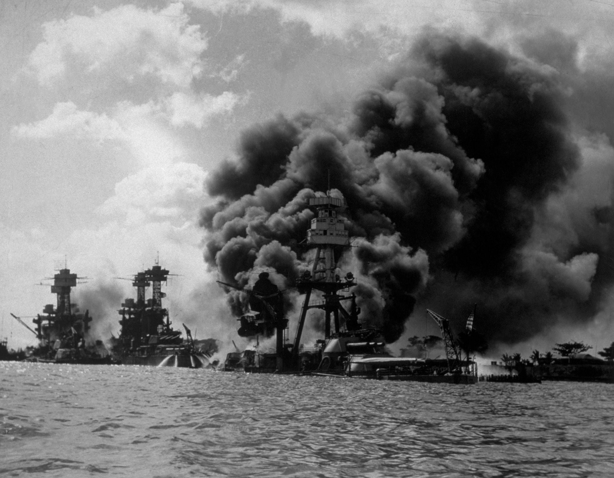 En esta fotografía, tomada justo después del ataque japonés a Pearl Harbor, se ve el U.S.S. Arizona en llamas (Getty)