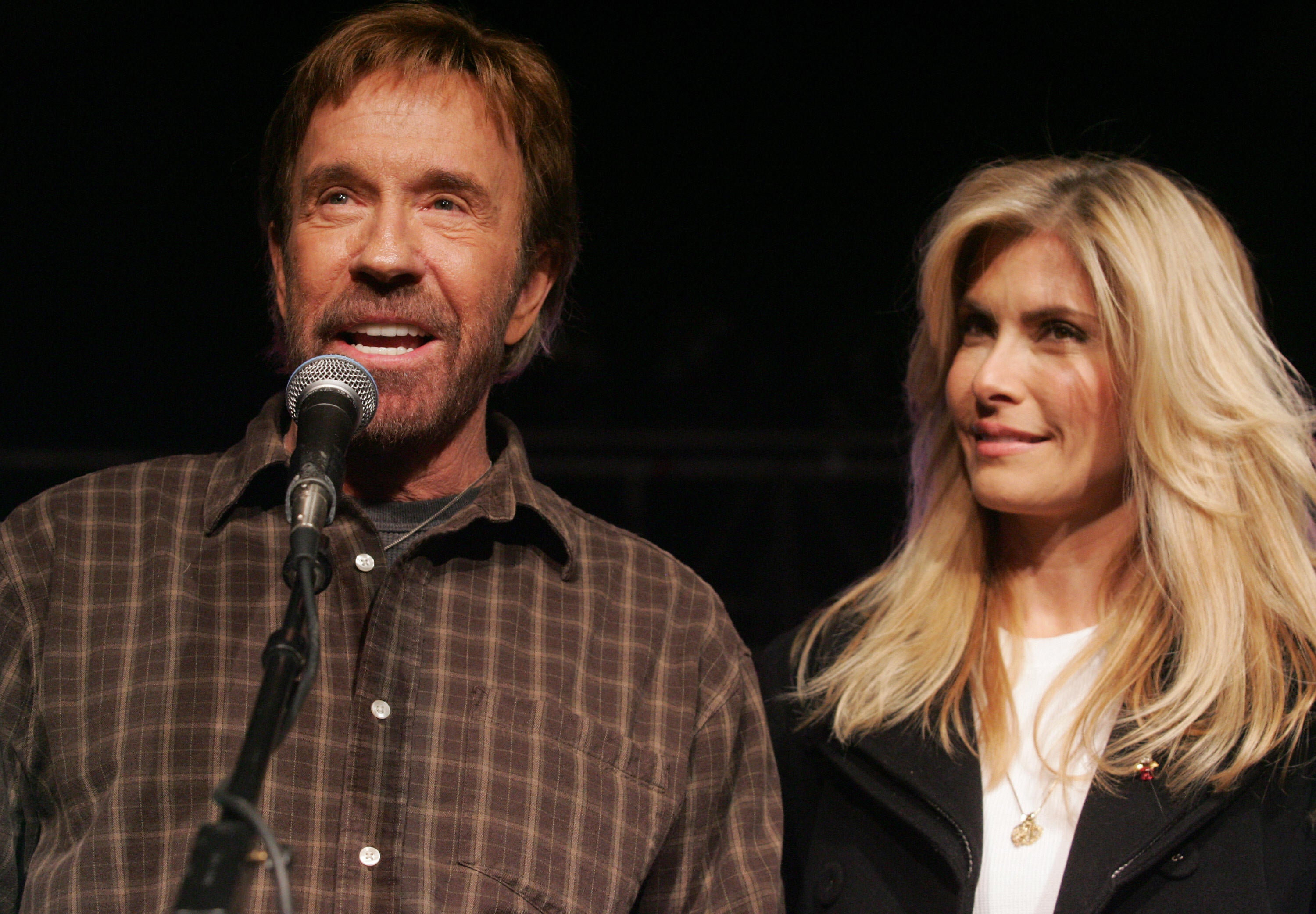 Chuck Norris y su esposa, Gena O’Kelley, hablando en un acto en apoyo a Mike Huckabee en 2008