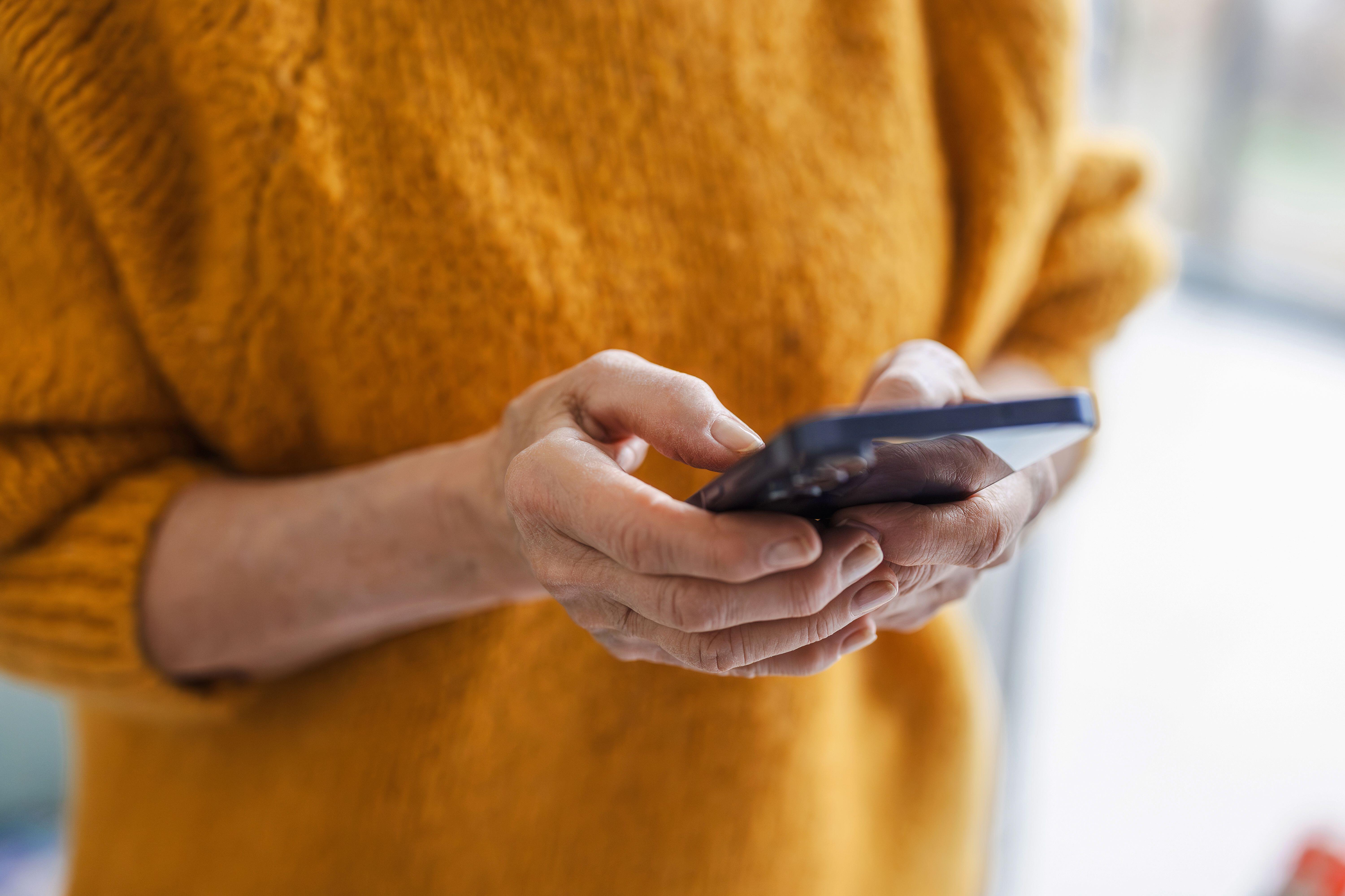 Las bacterias en tu teléfono también pueden causar inflamación e irritación