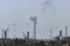 Irán ataca refinería de Kuwait y explosiones retumban en Teherán por ataque israelí