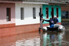 Miles de personas luchan por recuperar sus pertenencias en un municipio inundado de Colombia