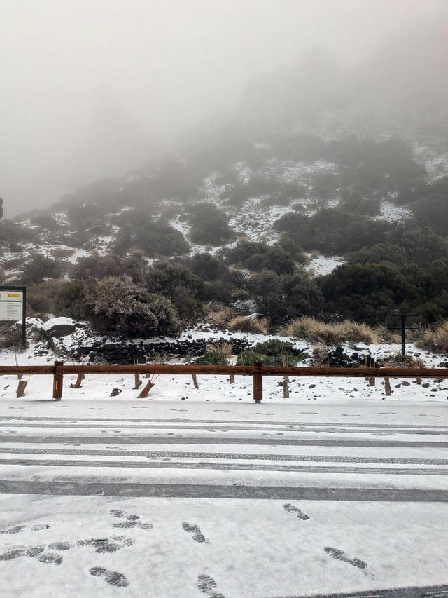 <p>El acceso al monte Teide permanece cerrado por la nieve  </p>