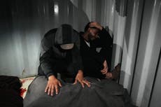 Colonos israelíes destrozan autos y provocan incendios en Cisjordania; 4 muertos en ataques en Gaza