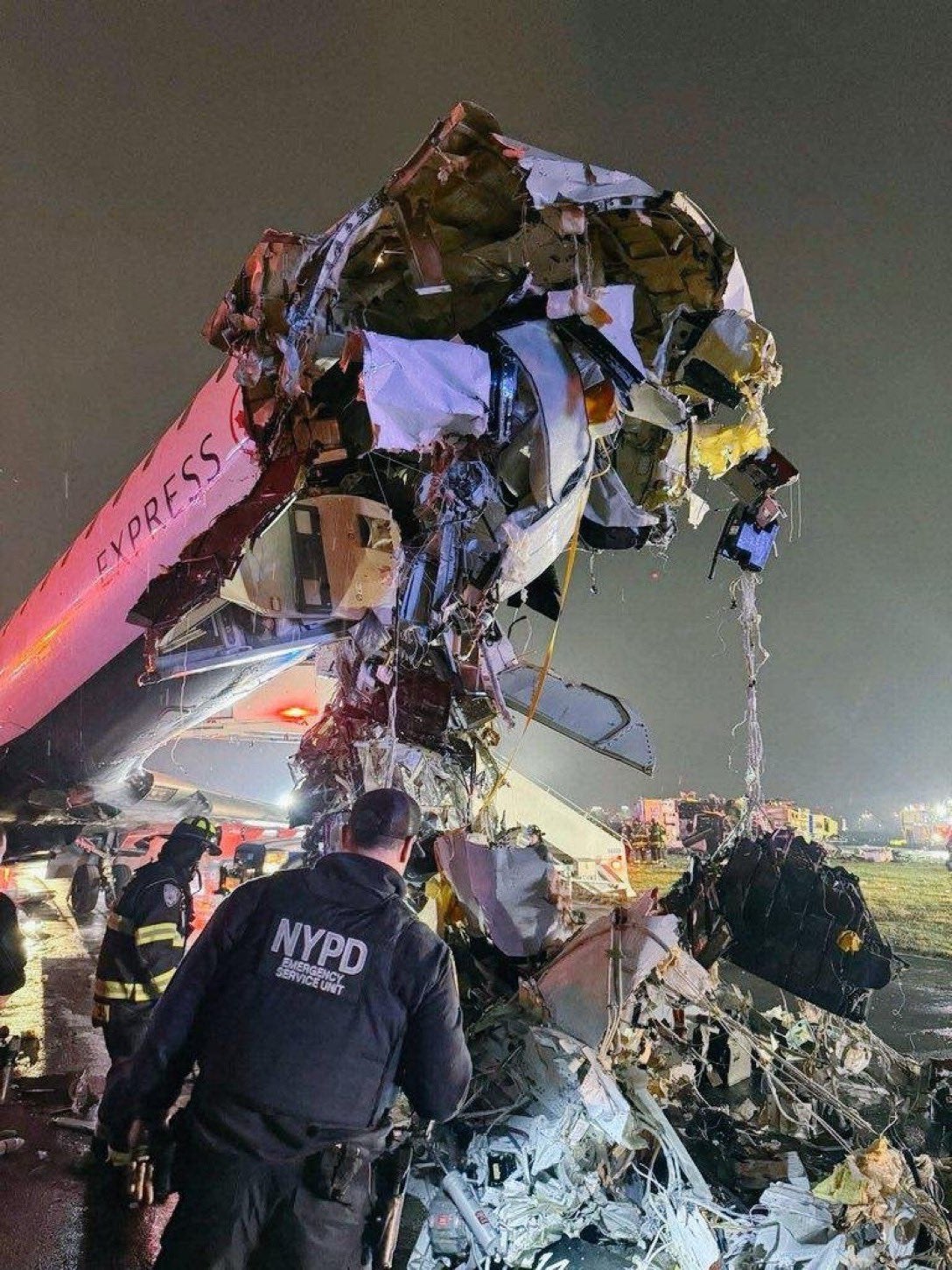 Un vuelo de Air Canada procedente de Montreal, con 76 personas a bordo, chocó contra un camión de bomberos en la pista de LaGuardia; dos murieron