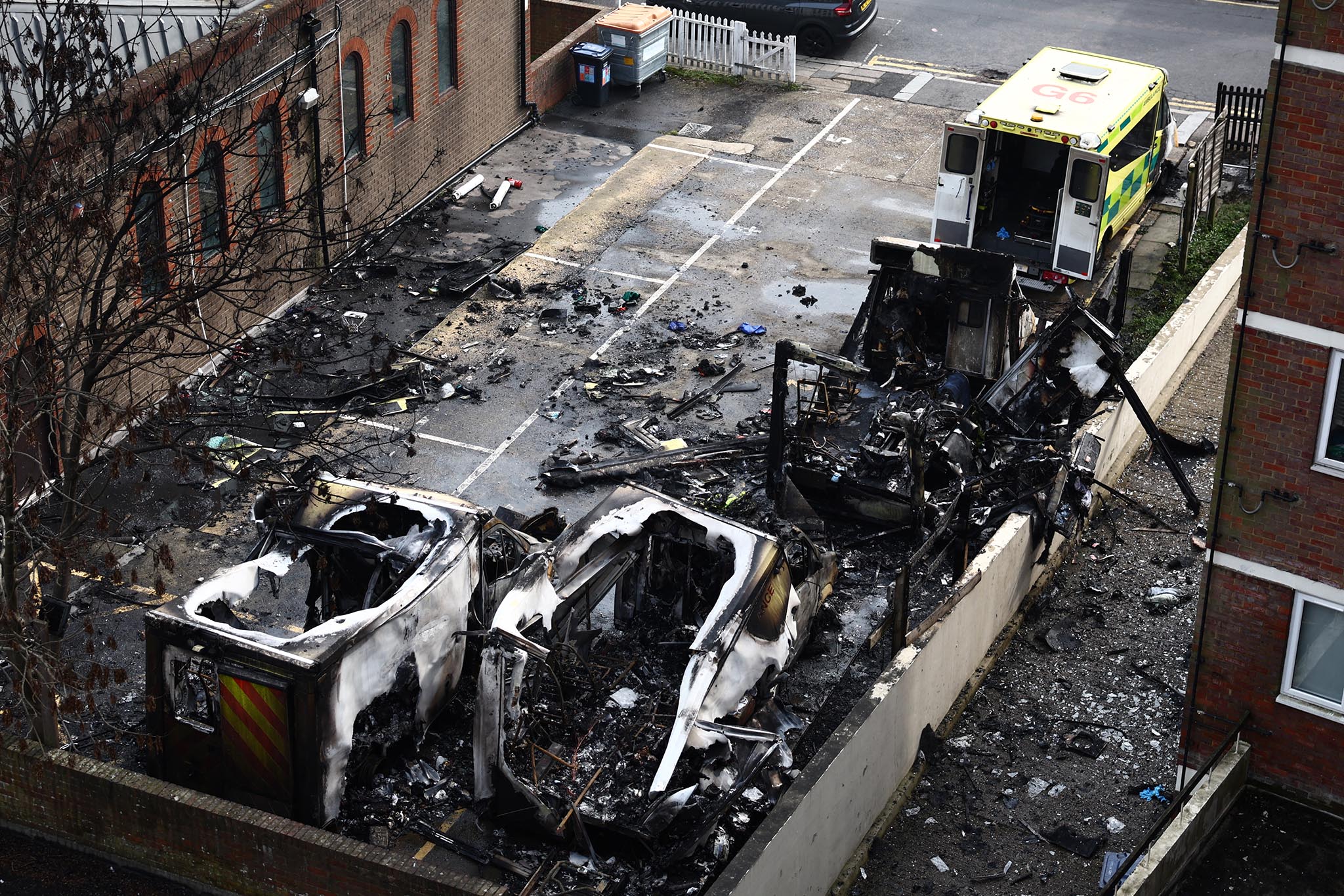 Cuatro ambulancias de una organización benéfica en Golders Green, al noroeste de Londres, quedaron dañadas o destruidas