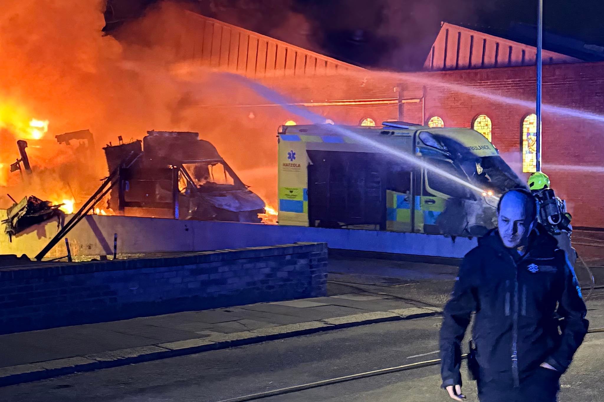 Tres sospechosos encapuchados provocaron el incendio el lunes por la mañana