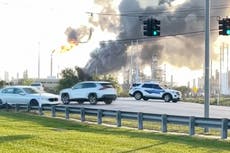 Una gran explosión en una refinería cerca de la costa de Texas obliga a la gente a refugiarse