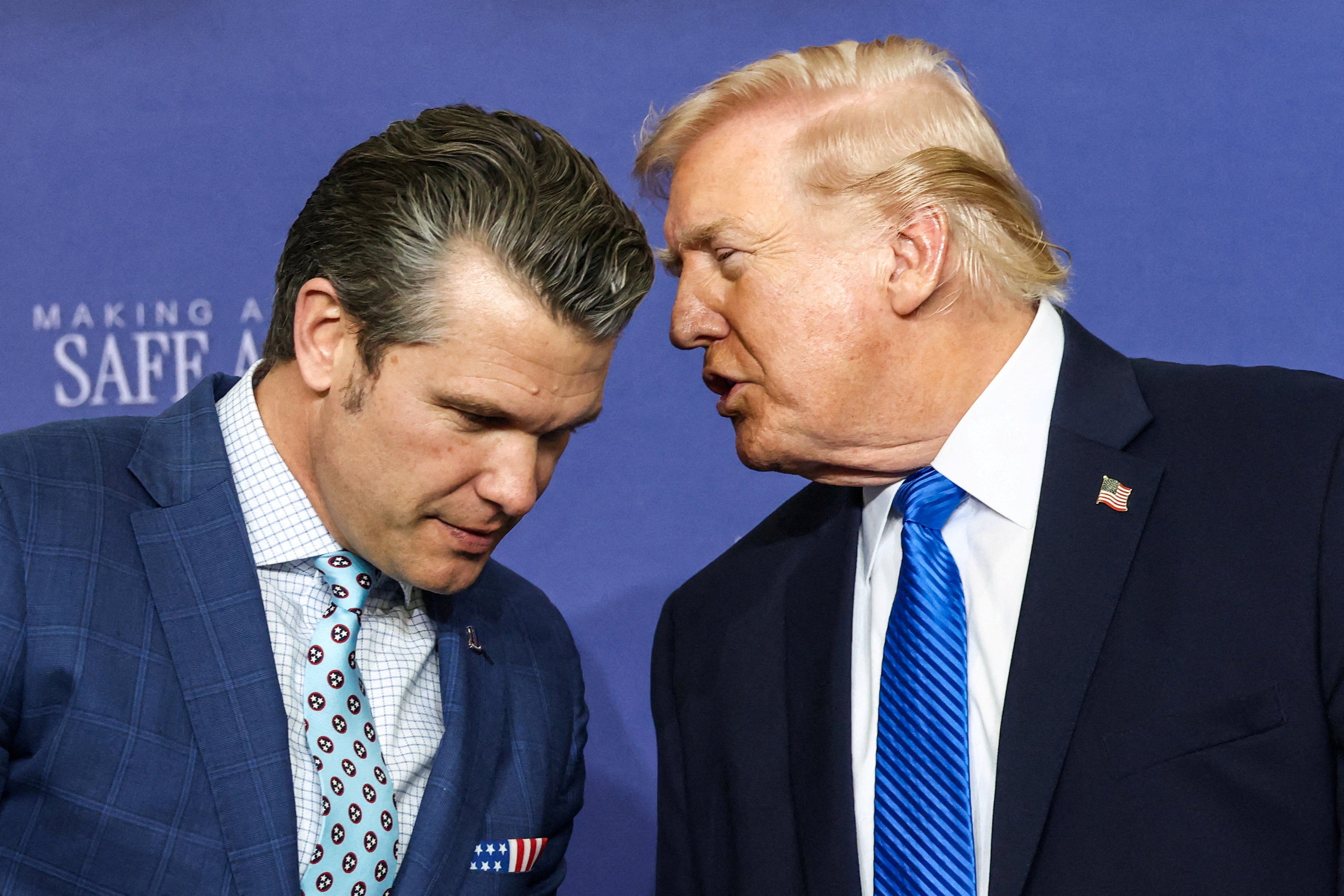Trump, quien aparece en la imagen junto al secretario de Defensa Pete Hegseth, podría elegir entre cuatro planes, entre ellos el despliegue de tropas terrestres y una posible invasión de la isla Kharg, pieza clave de la infraestructura petrolera iraní, según el informe