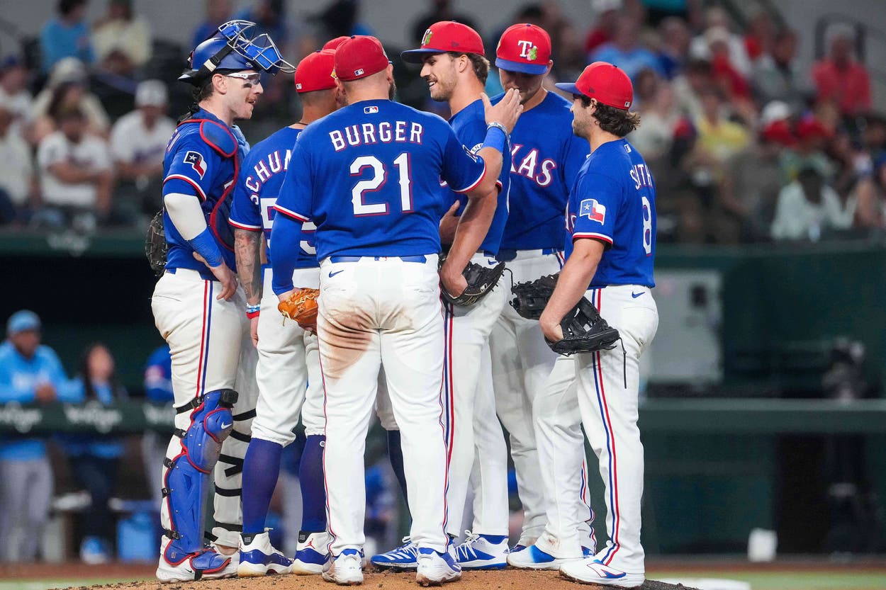 Spa Rangers Pitcher novato de Rangers se entera de que hizo el roster en visita del ...