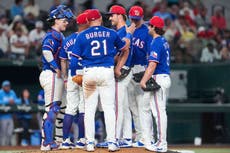 Pitcher novato de Rangers se entera de que hizo el roster en visita del mánager al montículo