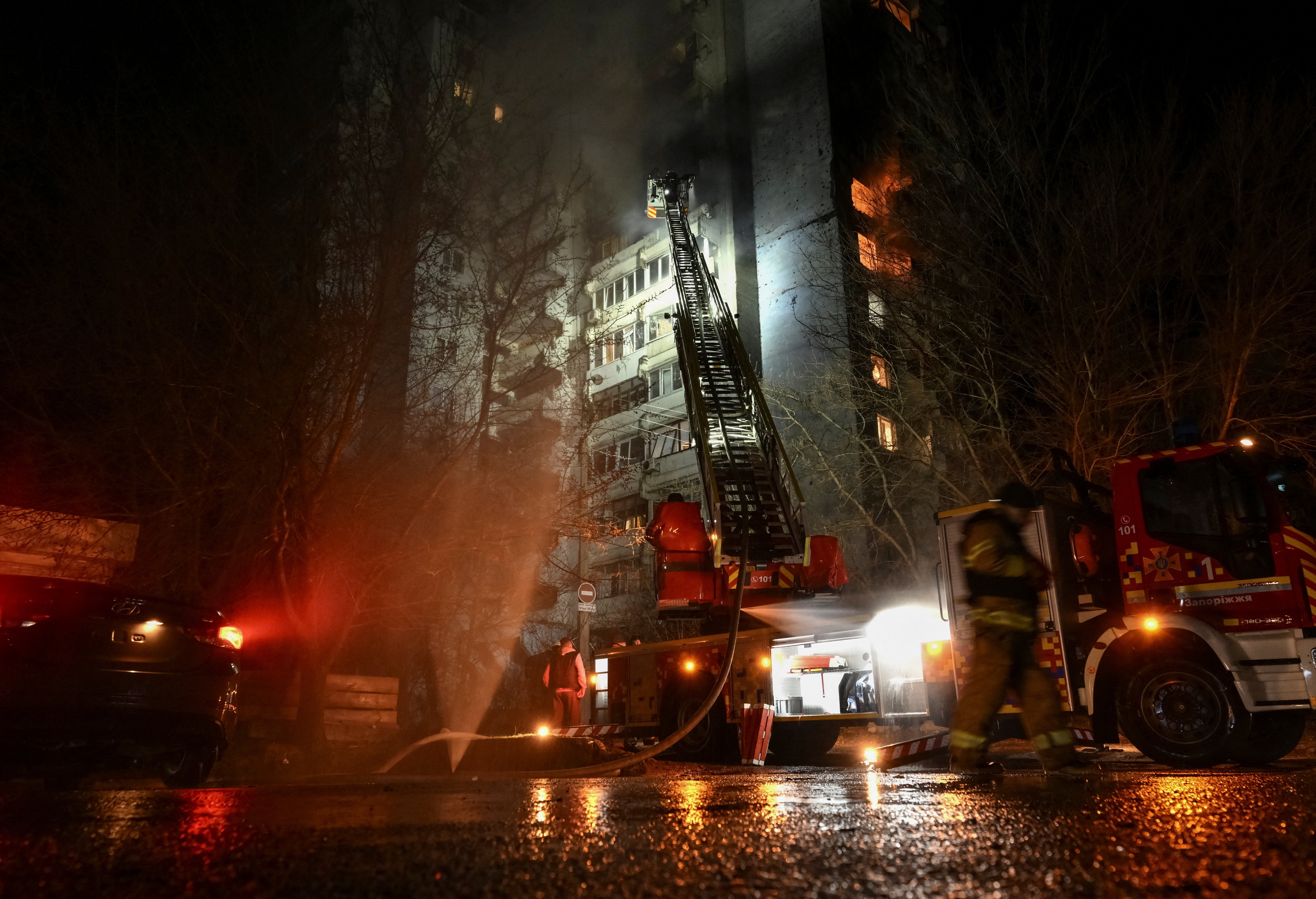 Los bomberos trabajan en el lugar donde un edificio de apartamentos ha sido alcanzado por un ataque con drones rusos en Zaporiyia, Ucrania