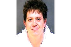 Hombre sin manos ni piernas es acusado de matar a tiros a una persona mientras conducía un auto