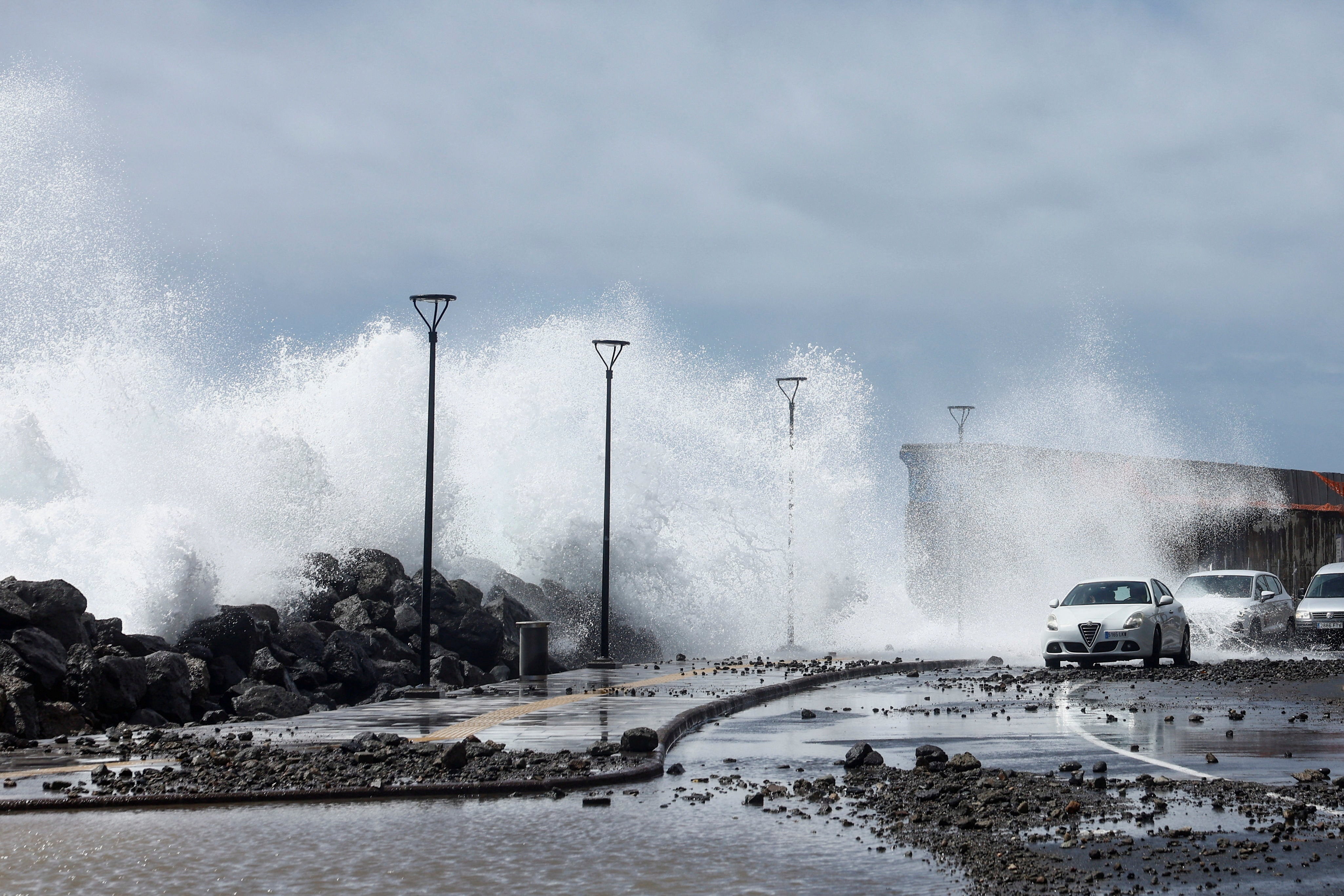 <p>Olas fuertes rompen contra una carretera en el puerto de Arguineguín, en la isla de Gran Canaria, durante la tormenta Therese, el 20 de marzo.</p>