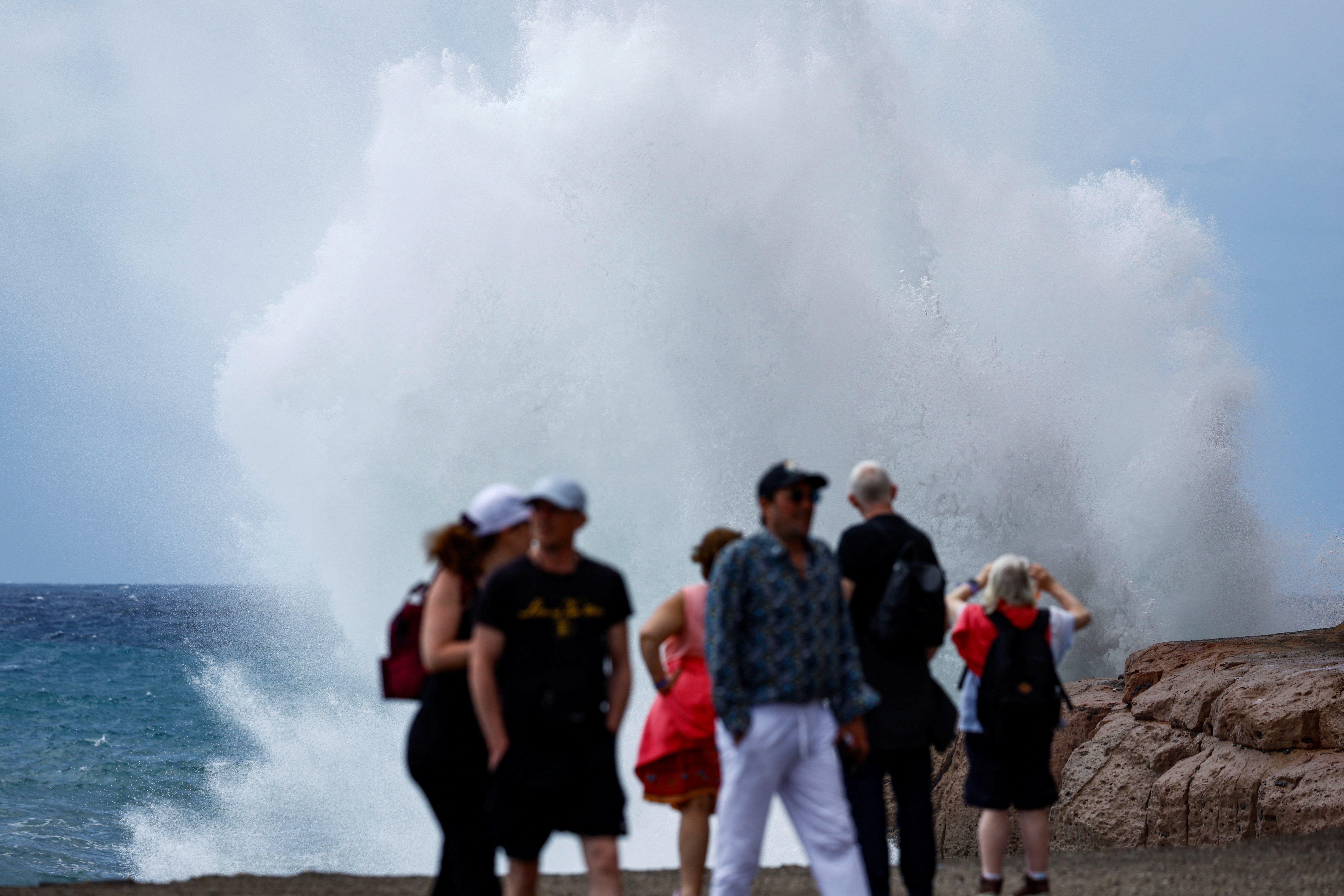 Olas fuertes azotan el Puerto de Mogán ante la mirada de los turistas (Reuters).