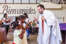 Mientras cambian las dinámicas fronterizas, un sacerdote sigue atendiendo a migrantes y deportados