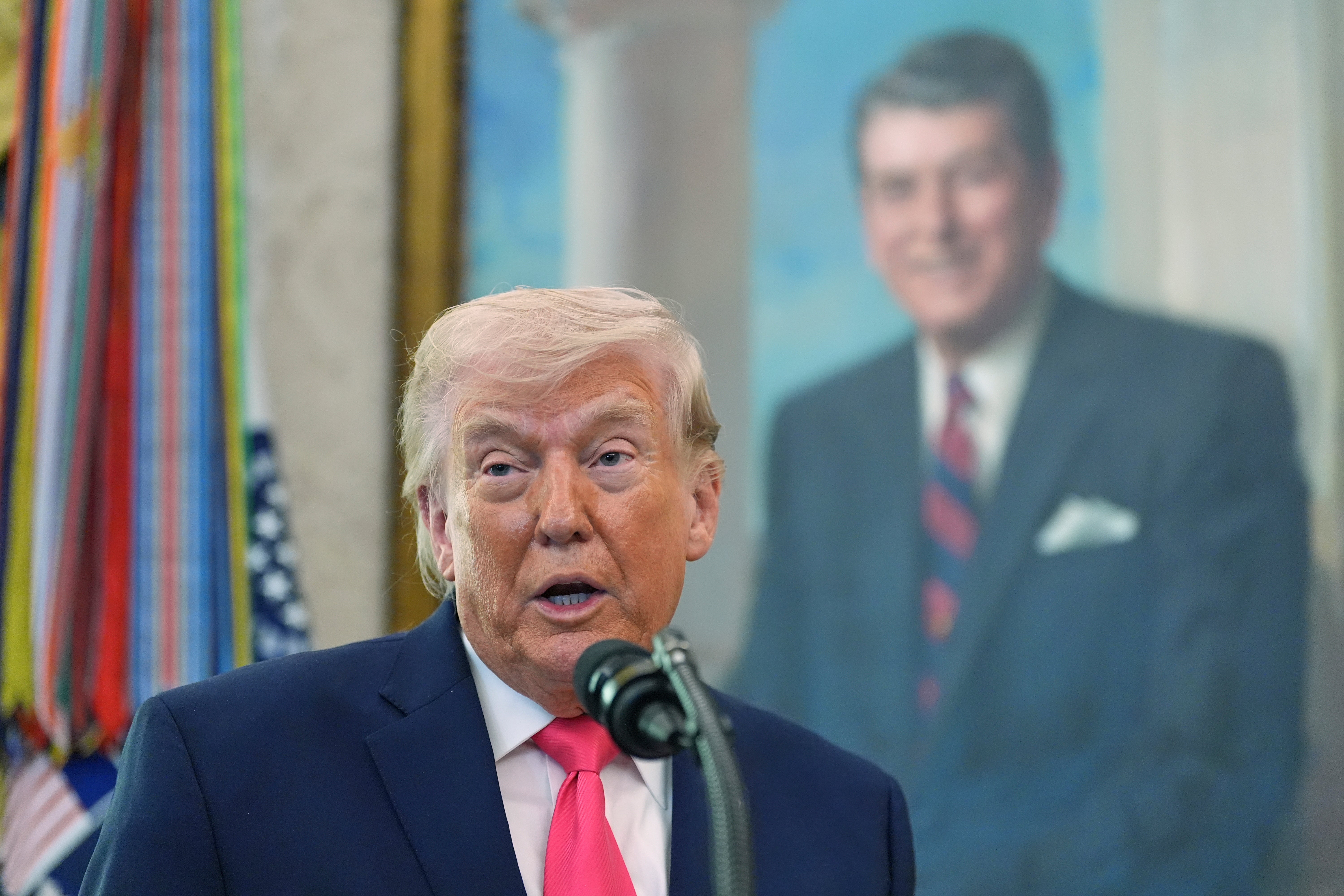 El presidente Trump conservó documentos clasificados relacionados con “intereses comerciales” y le mostró a Susie Wiles un mapa ultrasecreto, según un informe “contundente” del Departamento de Justicia (AP).