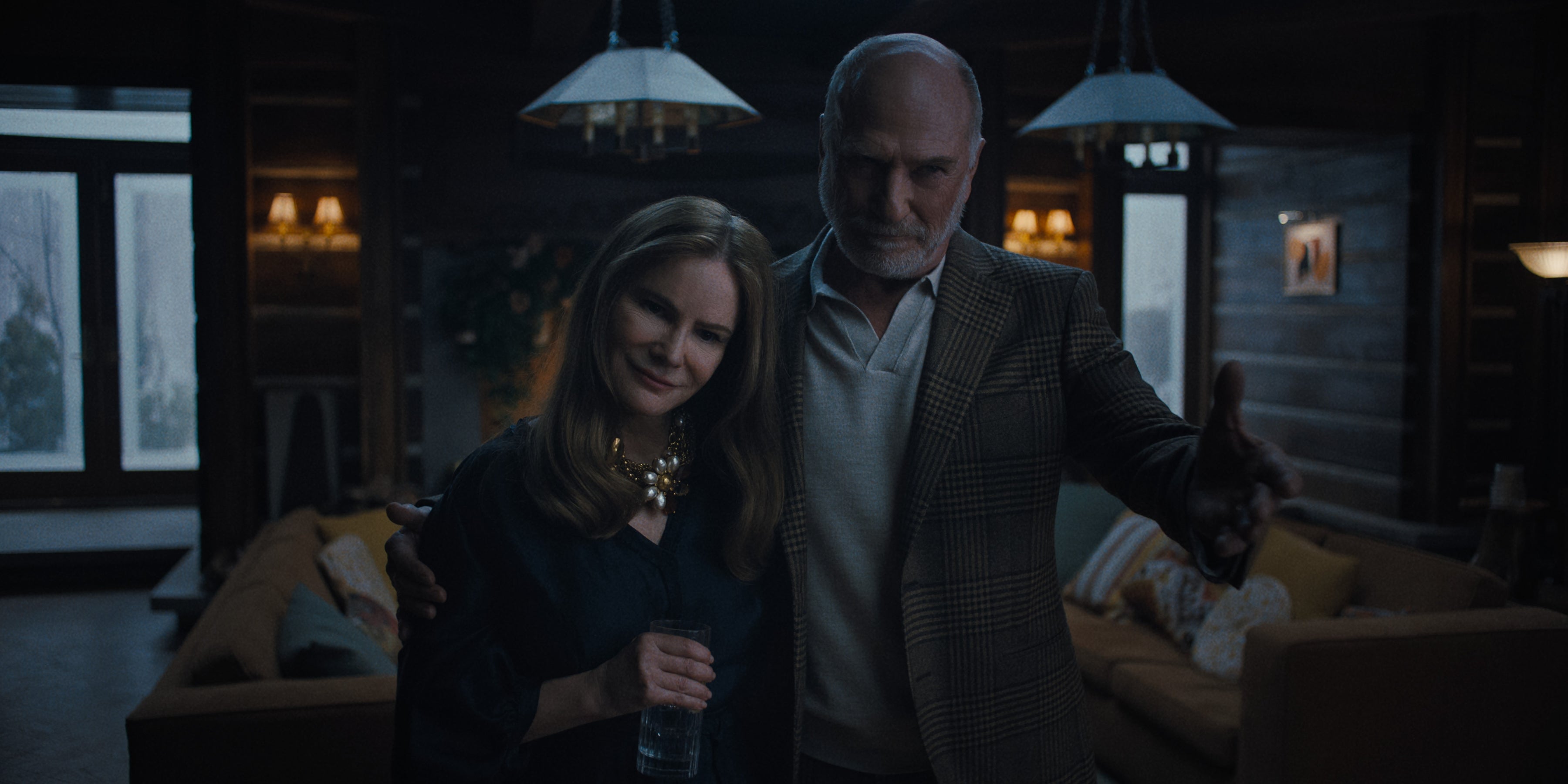 Jennifer Jason Leigh como Victoria y Ted Levine como Boris en ‘Algo terrible está a punto de suceder’