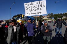 Transportistas públicos paran en ciudades de Bolivia por la mala calidad de la gasolina