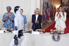 Melania Trump comparte protagonismo con un robot en cumbre de educación y tecnología