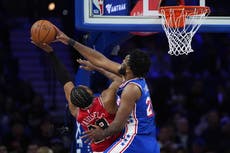 Embiid y George regresan y lideran a los 76ers en la victoria 157-137 sobre los Bulls