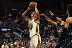 Los Warriors vencen 109-106 a los Nets y aseguran un puesto en el play-in