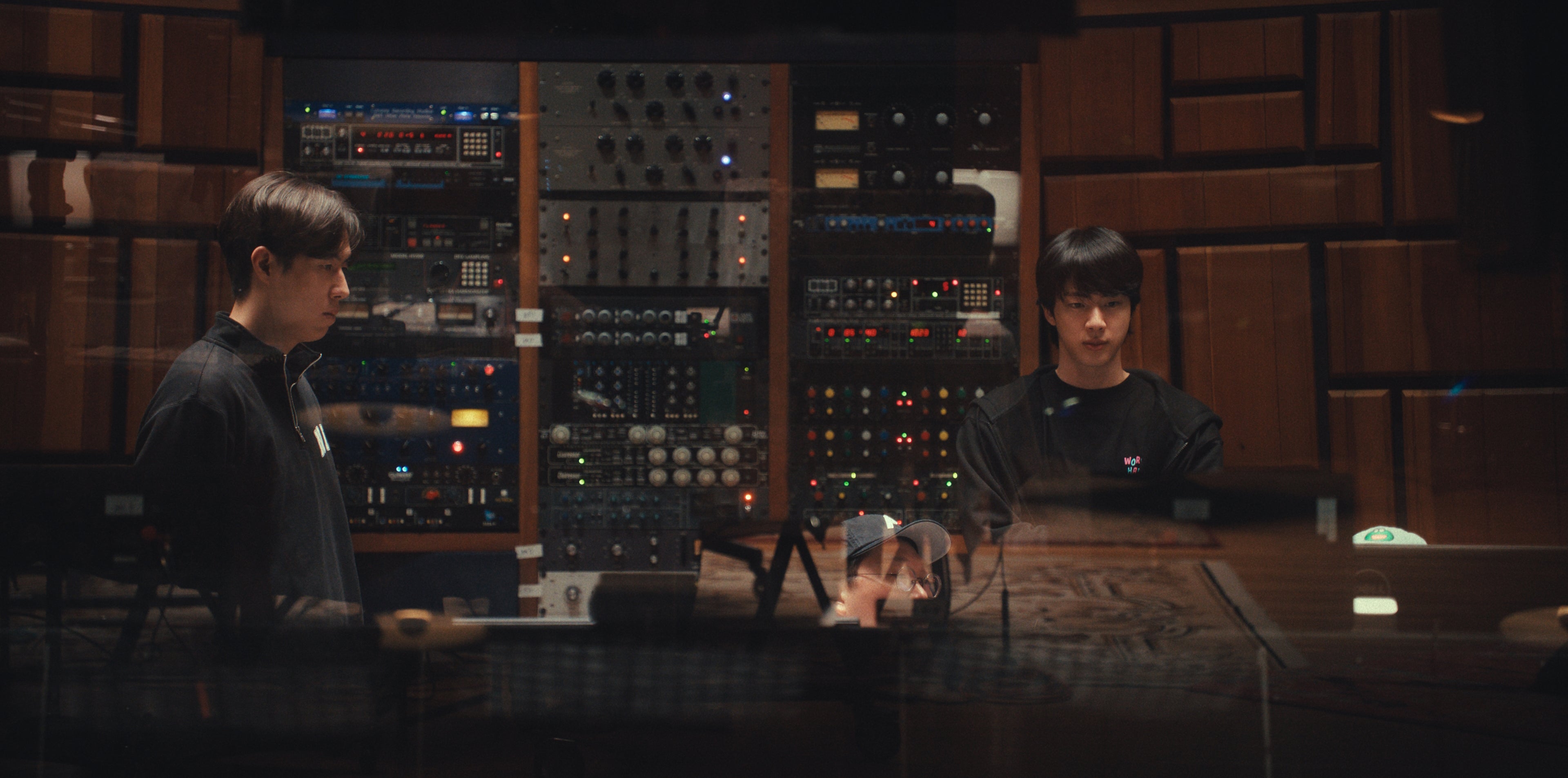 Jin (derecha) se reúne con el resto de BTS en Los Ángeles un día después de terminar su gira