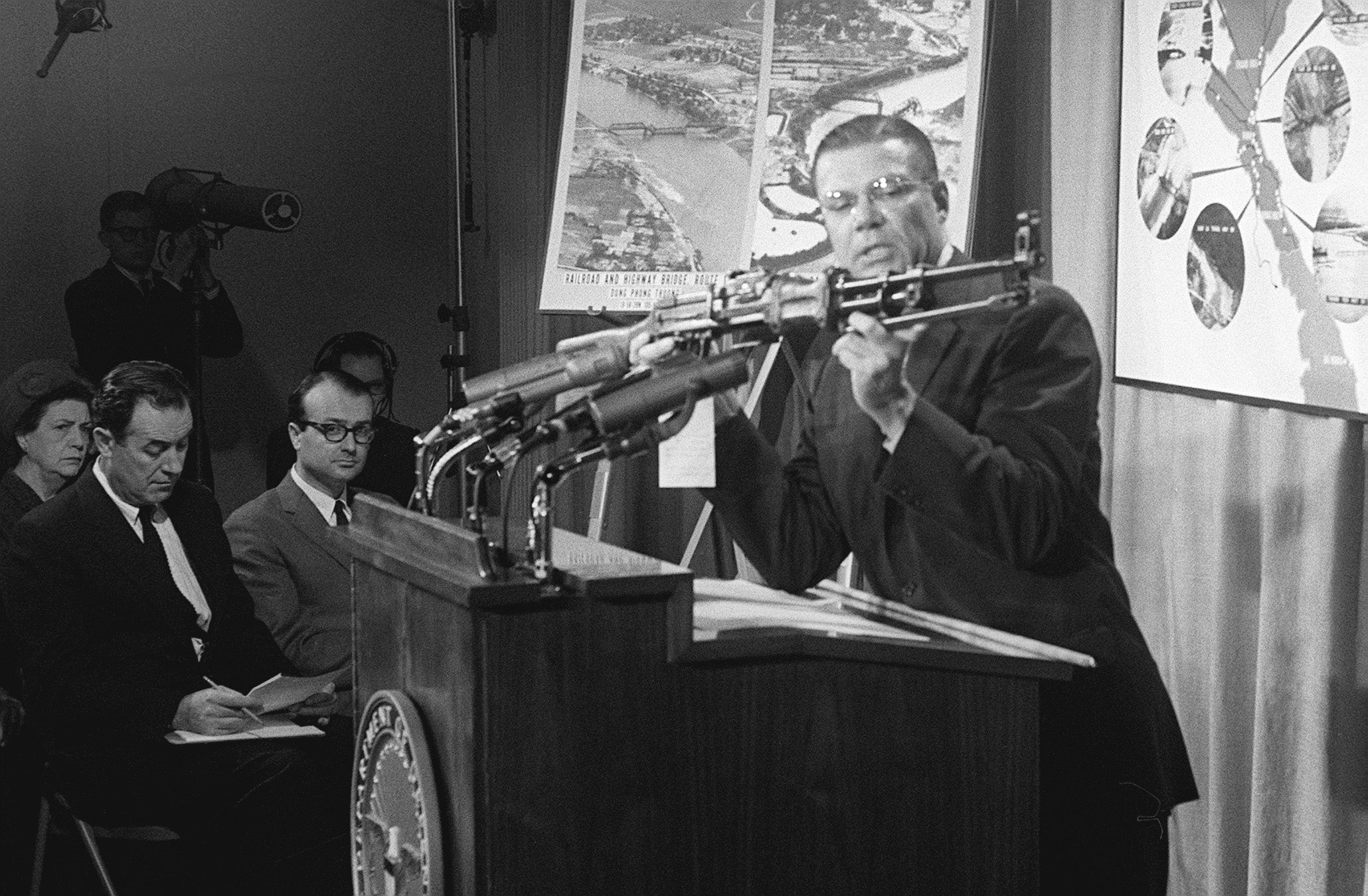 McNamara fue secretario de Defensa bajo los mandatos de los presidentes Kennedy y Johnson, y es conocido por haber intensificado la participación estadounidense en la guerra de Vietnam, que los críticos solían denominar “la guerra de McNamara” (AFP vía Getty Images).